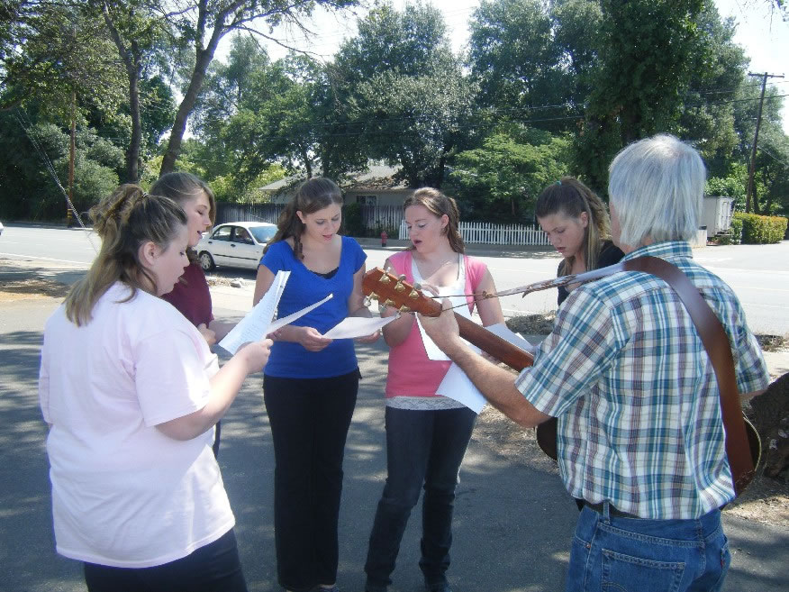 CA - Redding - Howie practices Amazing Love with the girls